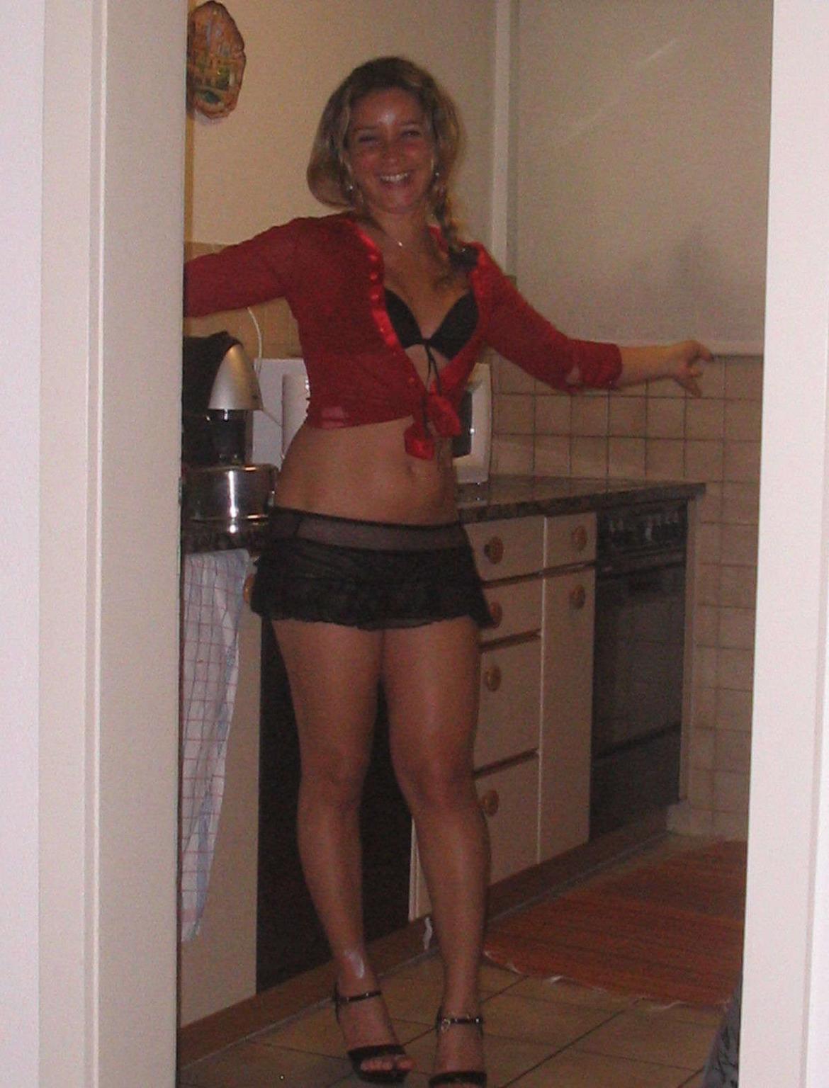 18P Housewife naked