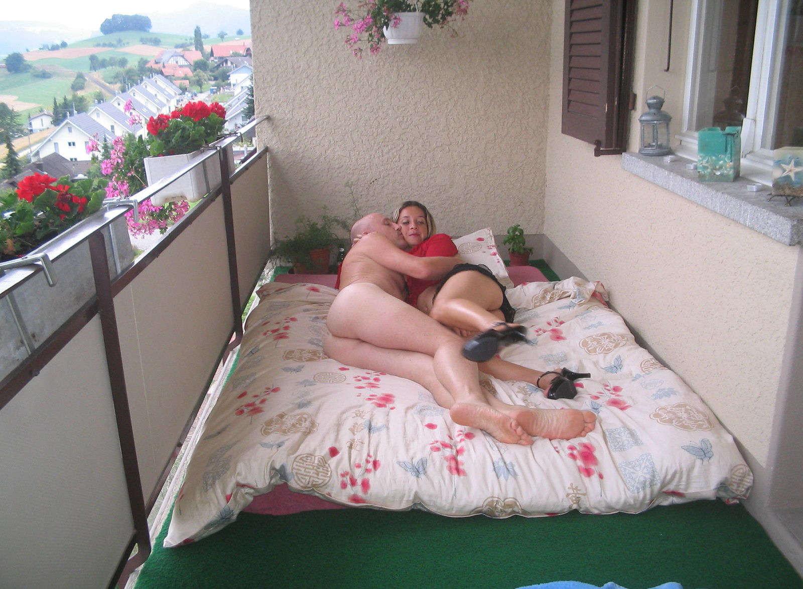 18P Housewife naked