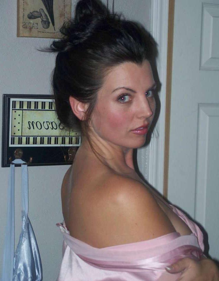 15P Pictures of a gorgeous MILF posing sexy