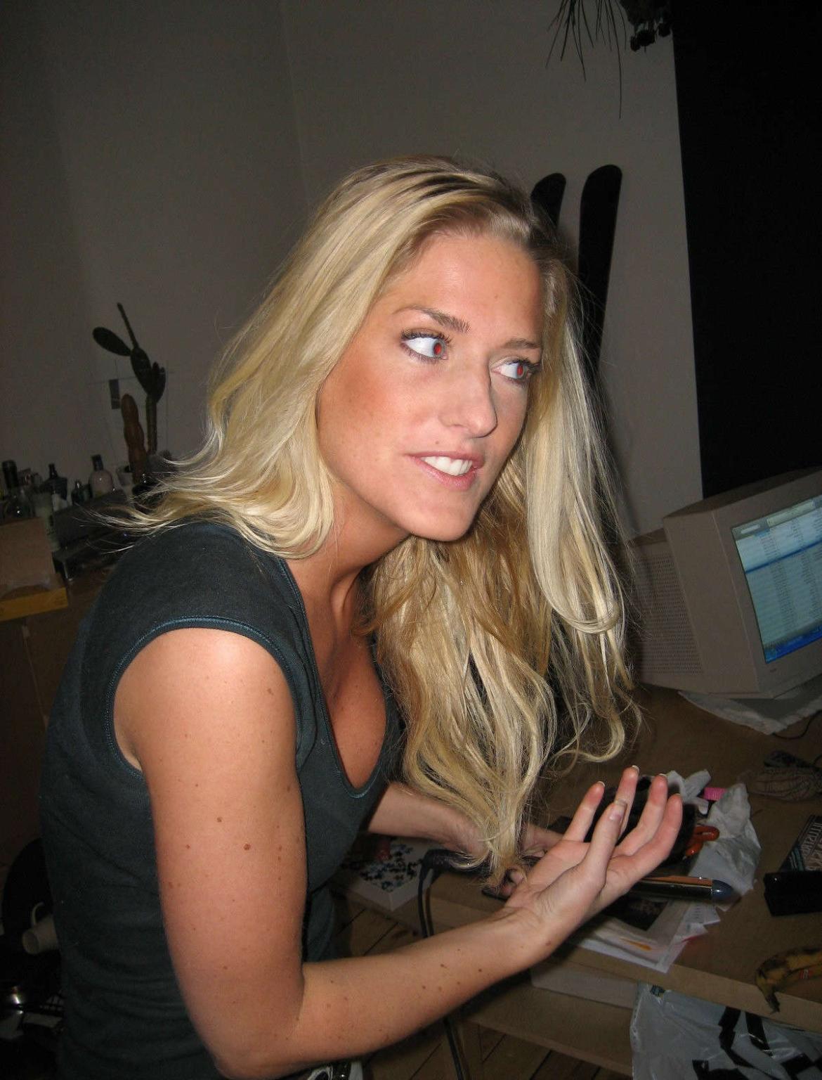 18P Photos of a sexy wife topless around their house