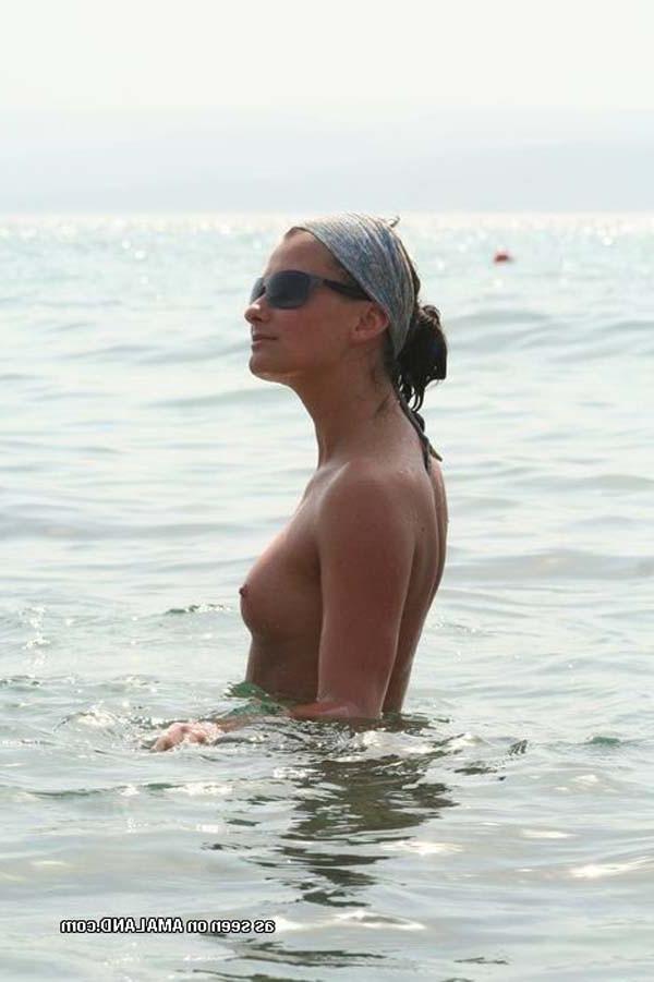 16P Picture set of two hot amateur topless MILFs