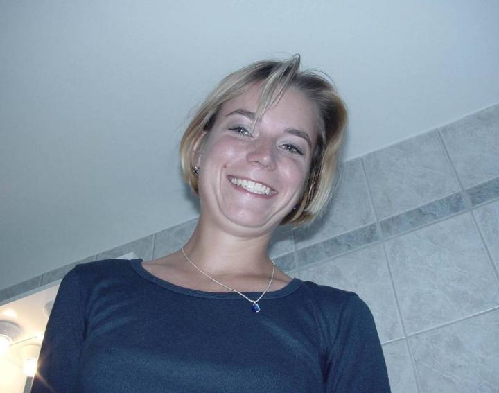 18P Thin housewife posing naked