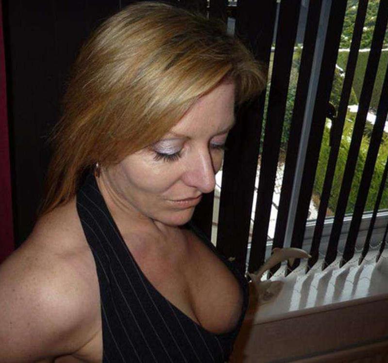 15P Pictures of three sexy amateur housewives