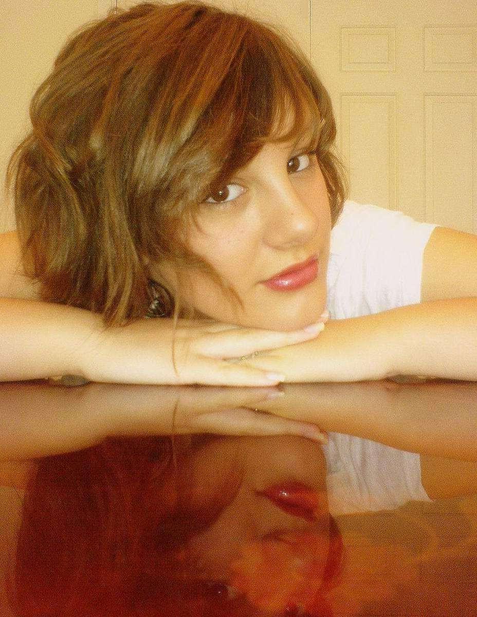 15P One hot and sexy gorgeous MILF shows off her amazing naked body