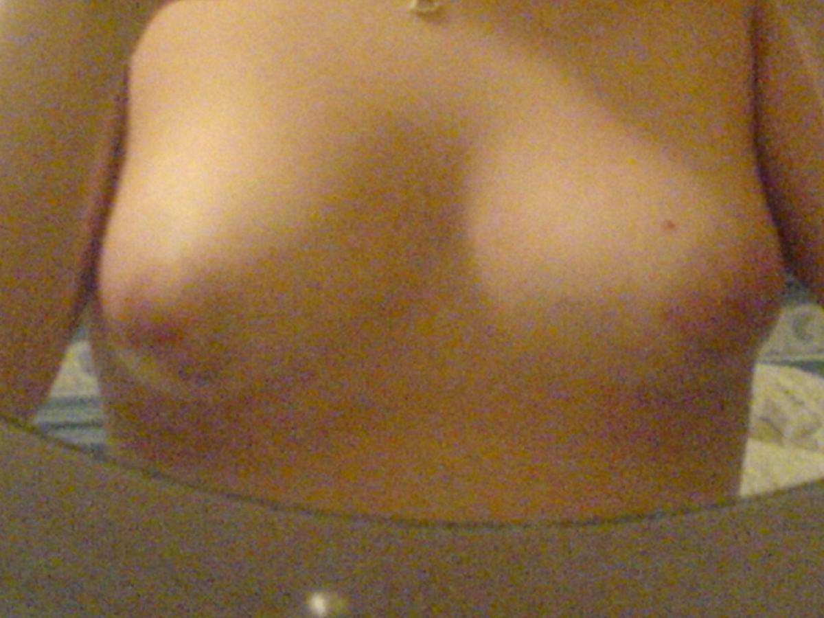 15P One hot and sexy gorgeous MILF shows off her amazing naked body