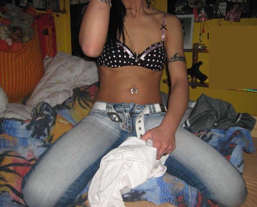 15P Pictures of a tattooed amateur housewife