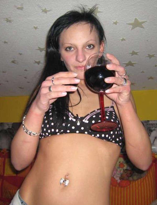 15P Pictures of a tattooed amateur housewife