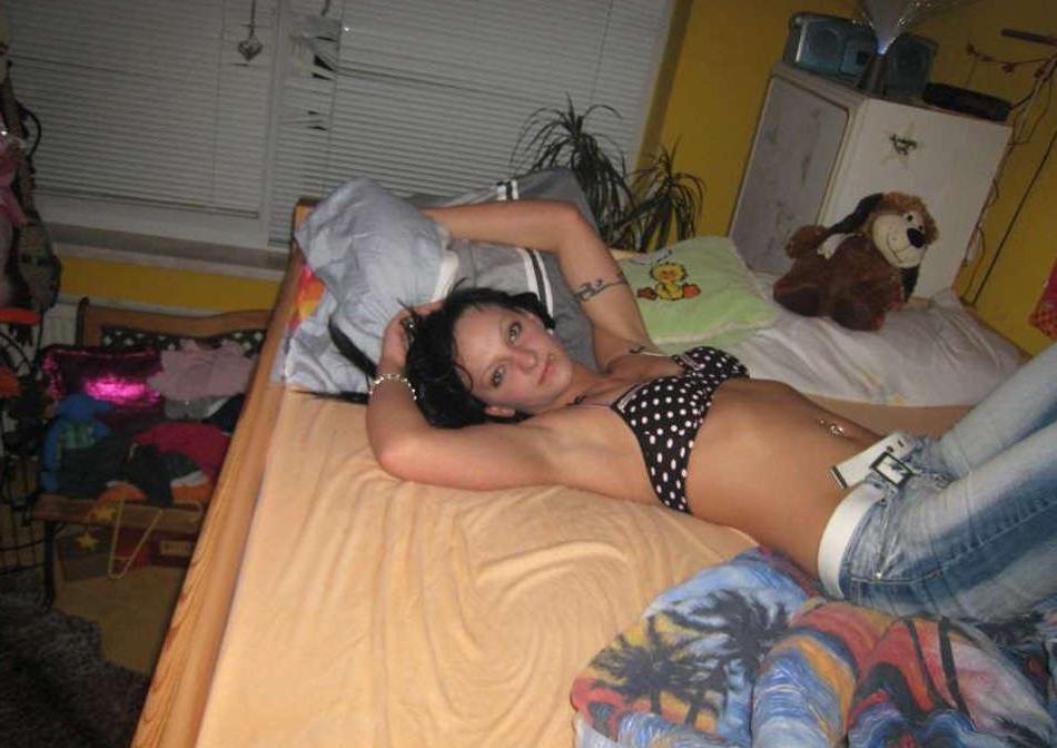15P Pictures of a tattooed amateur housewife
