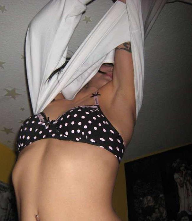 15P Pictures of a tattooed amateur housewife