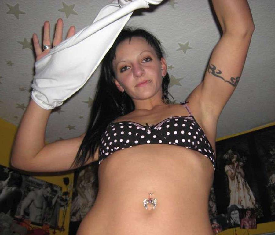 15P Pictures of a tattooed amateur housewife
