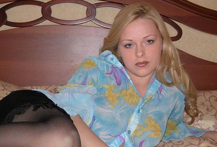 16P Photos of a kinky wife showing her sexy naked body