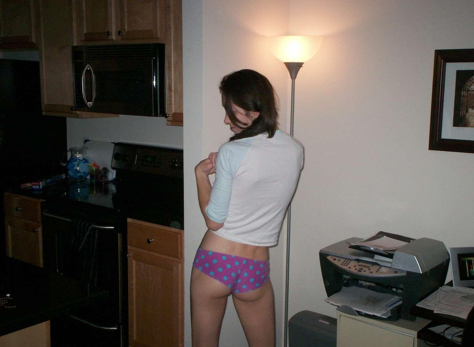 18P Housewife hottie sucking cock