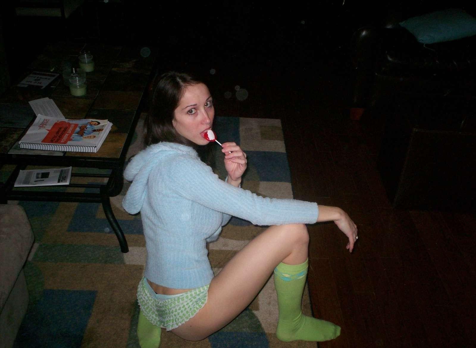 18P Housewife hottie sucking cock