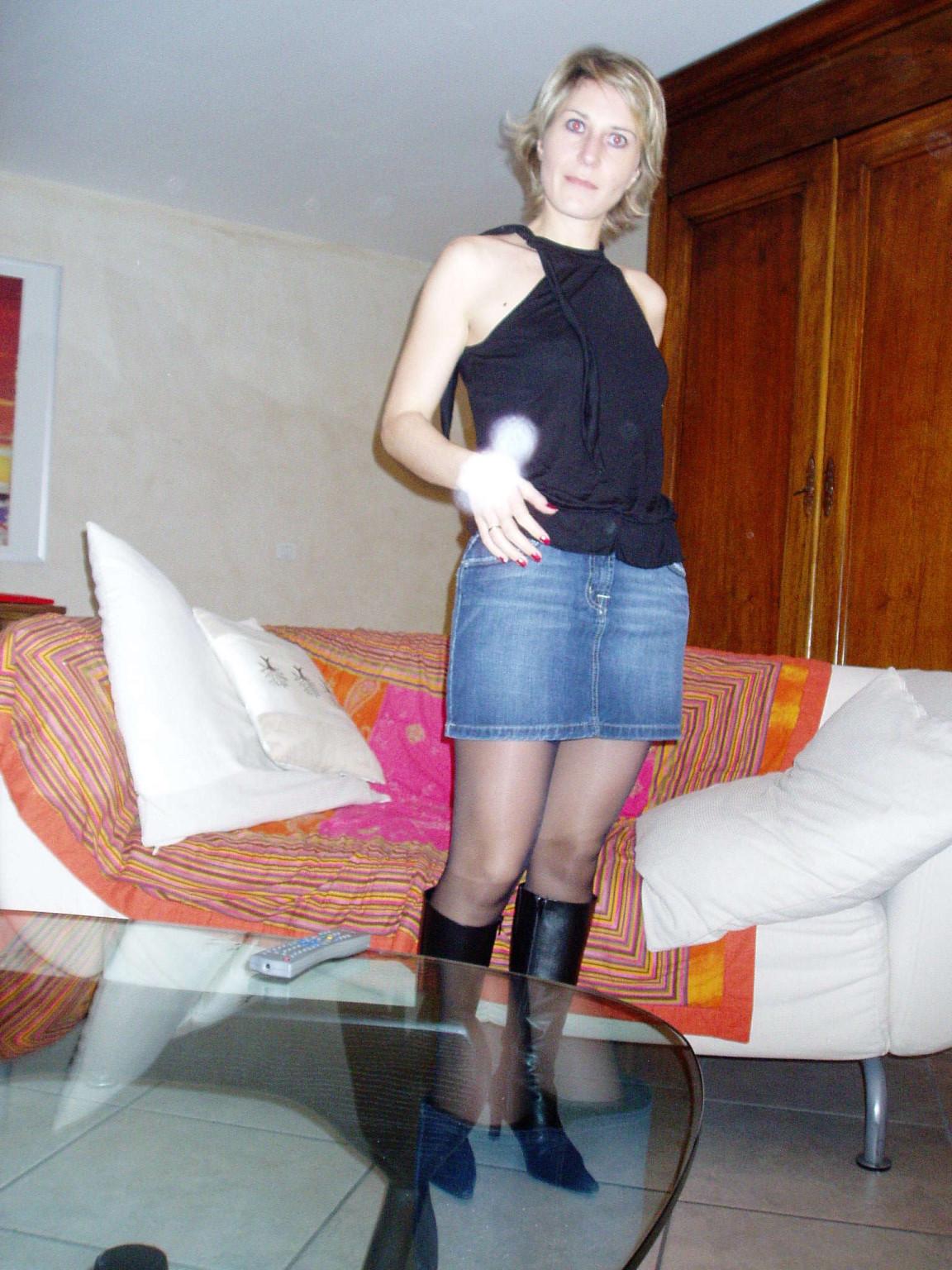 15P Mature babe showing her pussy