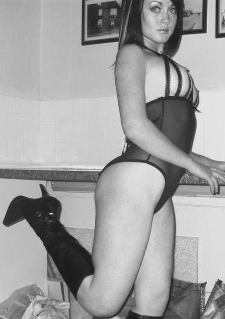 15P Pictures of a naked wife posing around the house