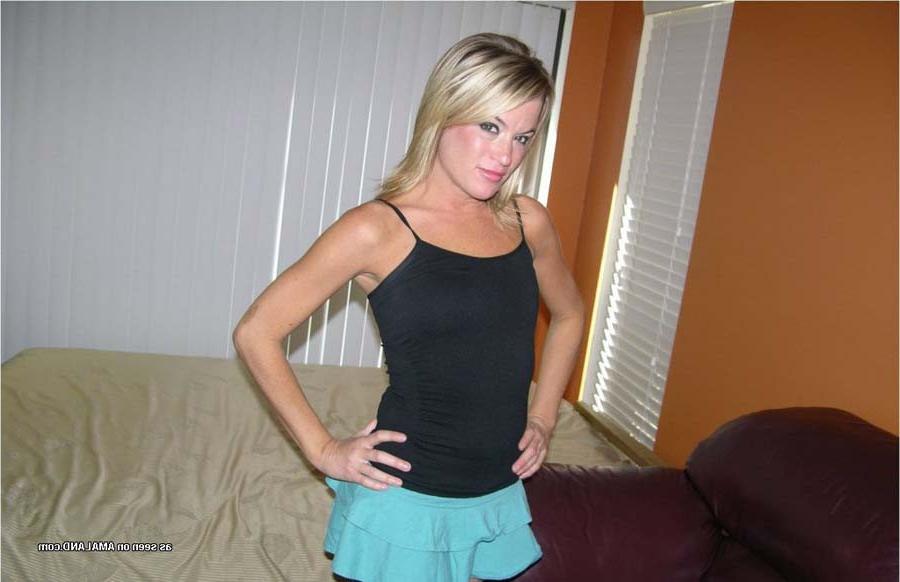 15P Picture selection of a hot tattooed wife who got naked