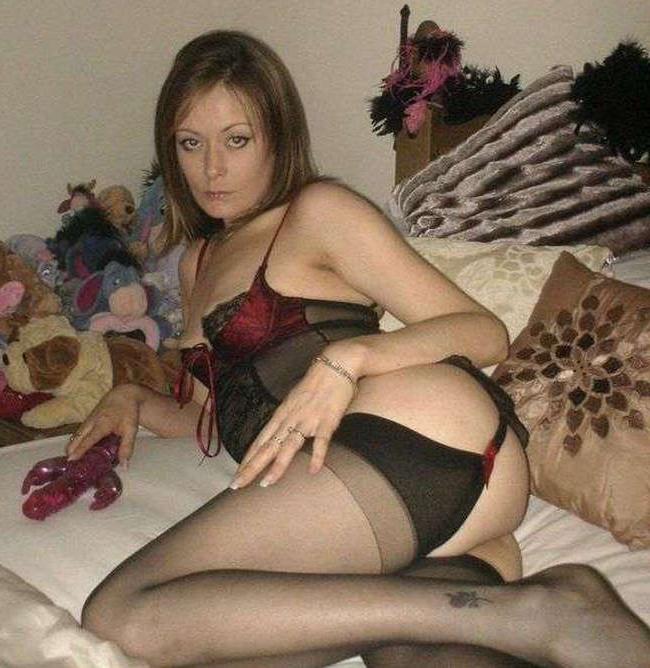 15P Pictures of a hot and sultry housewife