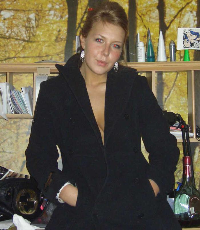 15P Pictures of a naughty MILF getting hot with her gardener