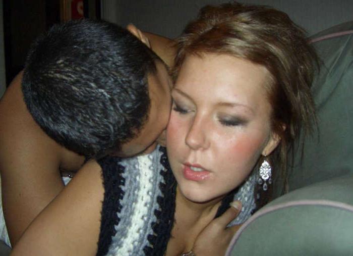 15P Pictures of a naughty MILF getting hot with her gardener
