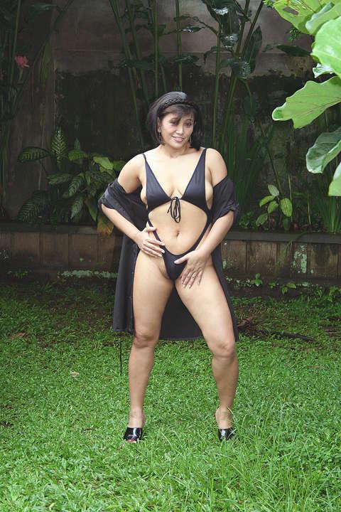 15P Collection of hot MILF