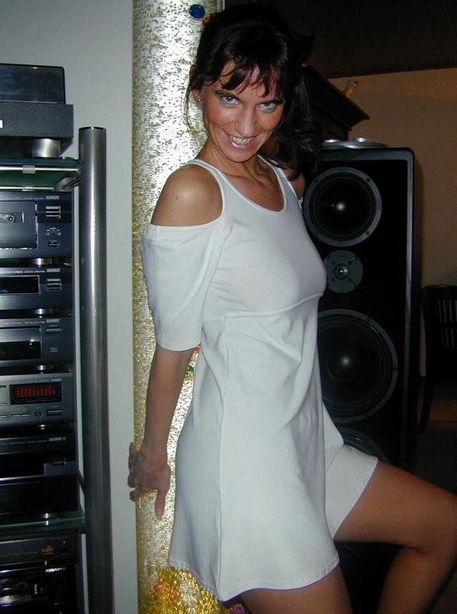 15P Mom plays with camera with no undies