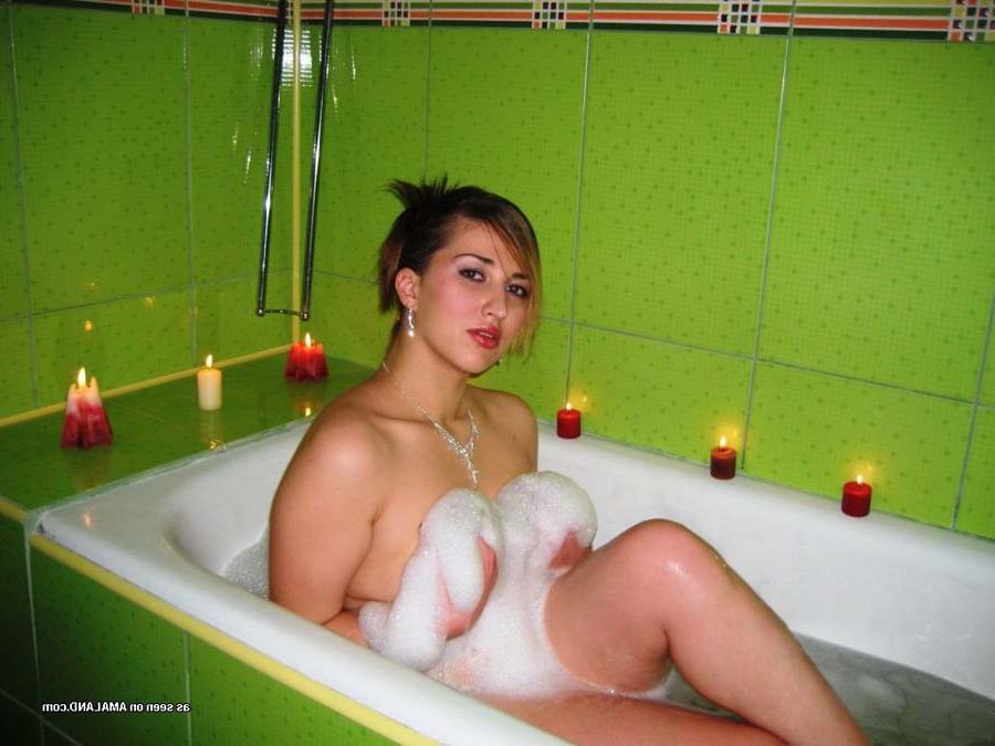 16P Picture selection of a gorgeous MILF in the bath tub