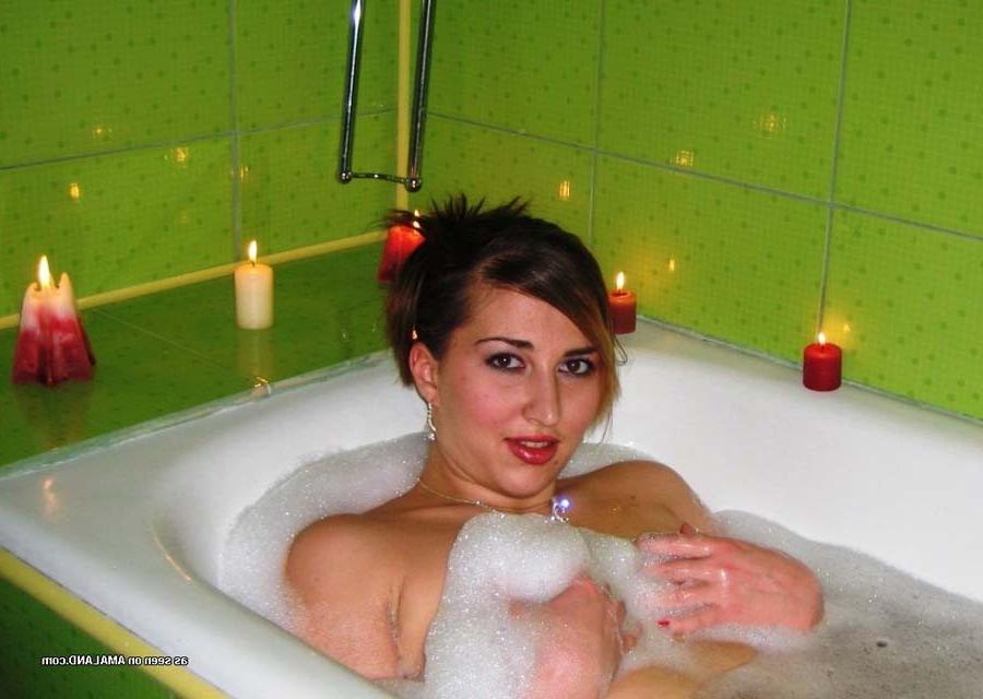 16P Picture selection of a gorgeous MILF in the bath tub