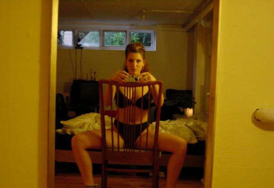 15P Nice collection of a gorgeous MILF's naughty selfpics
