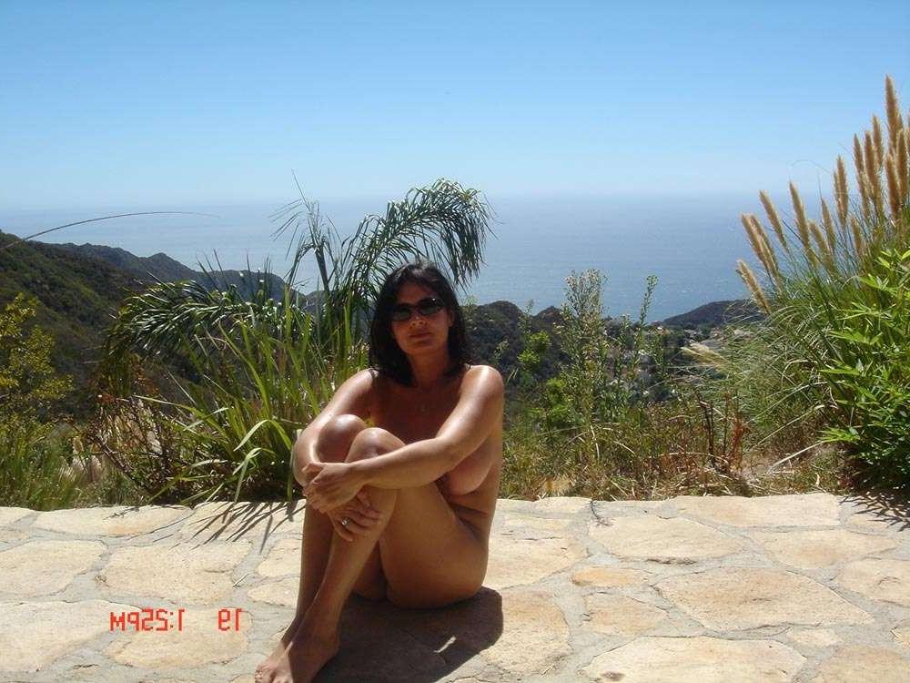 15P Busty wife naked in Bali