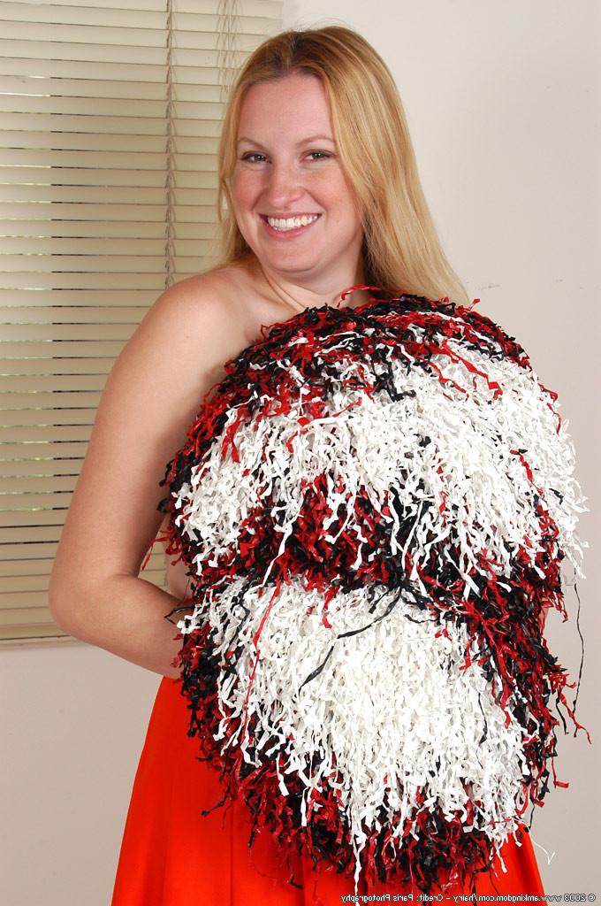 15P thick cheergirl has a hairy cooter pop