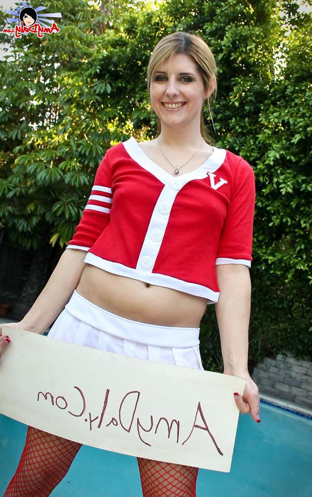 15P Amy the Cheerlader strips off her uniform and wanks