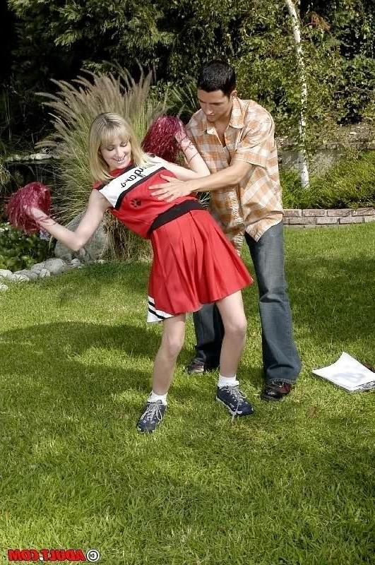 16P Die versaute Teenie-Cheerleaderin Hillary Scott trifft einen Schwanz und wird gefickt
