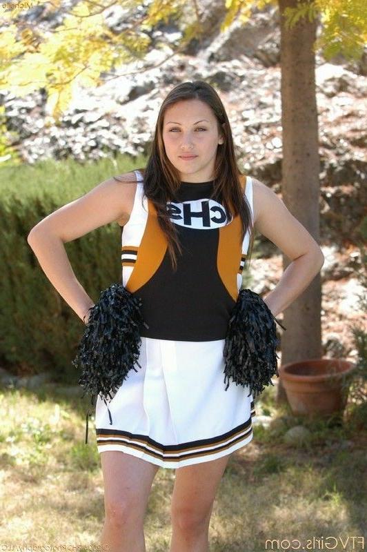 16P Cheerleaderin zeigt ihren Körper