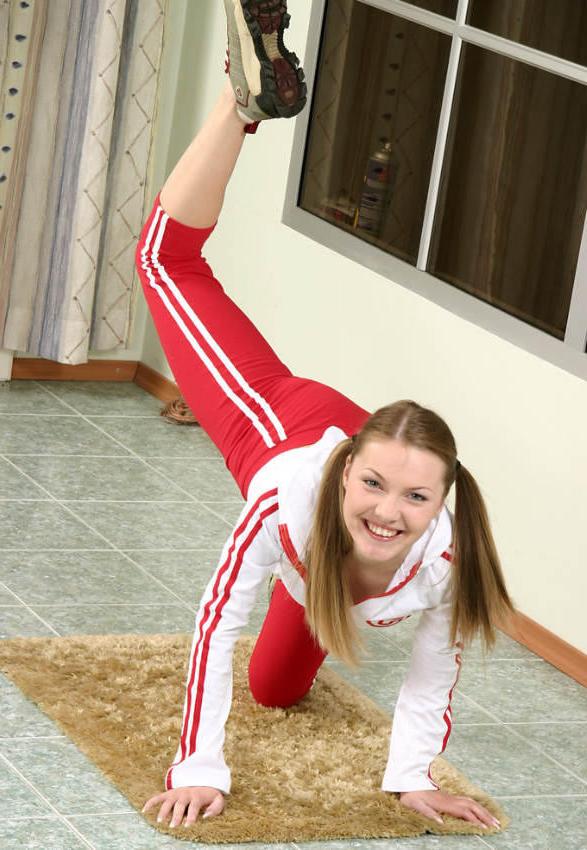 15P Sporty hairy pussy teen workouts