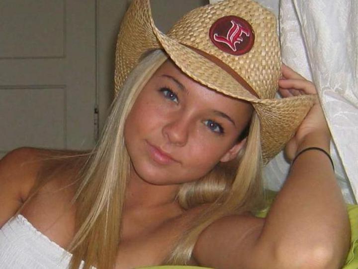 12P Cheerleaders candid pics of herself nude