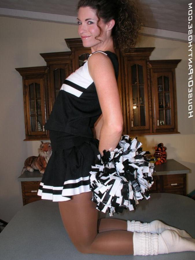 15P Cheerleader in tan tights gets nude to do naked cheer