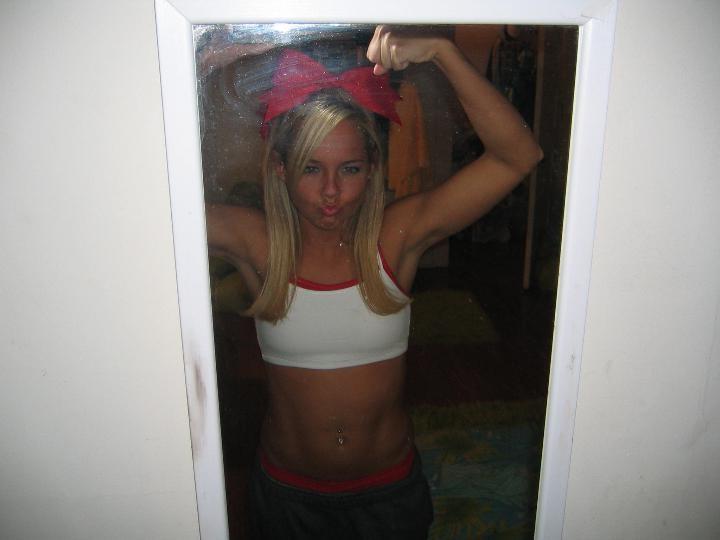 20P Real teen cheerleader nude for her bf