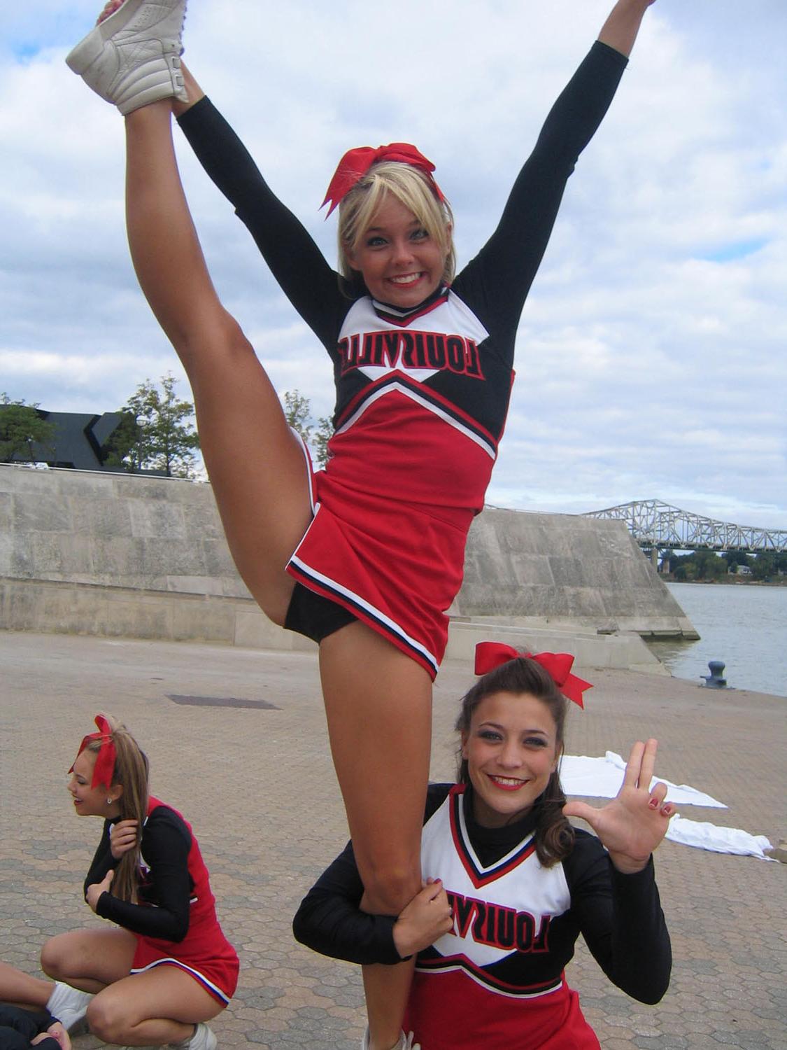 20P Real teen cheerleader nude for her bf