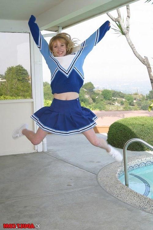 17P Blonde cheerleader gets drilled with two schlongs