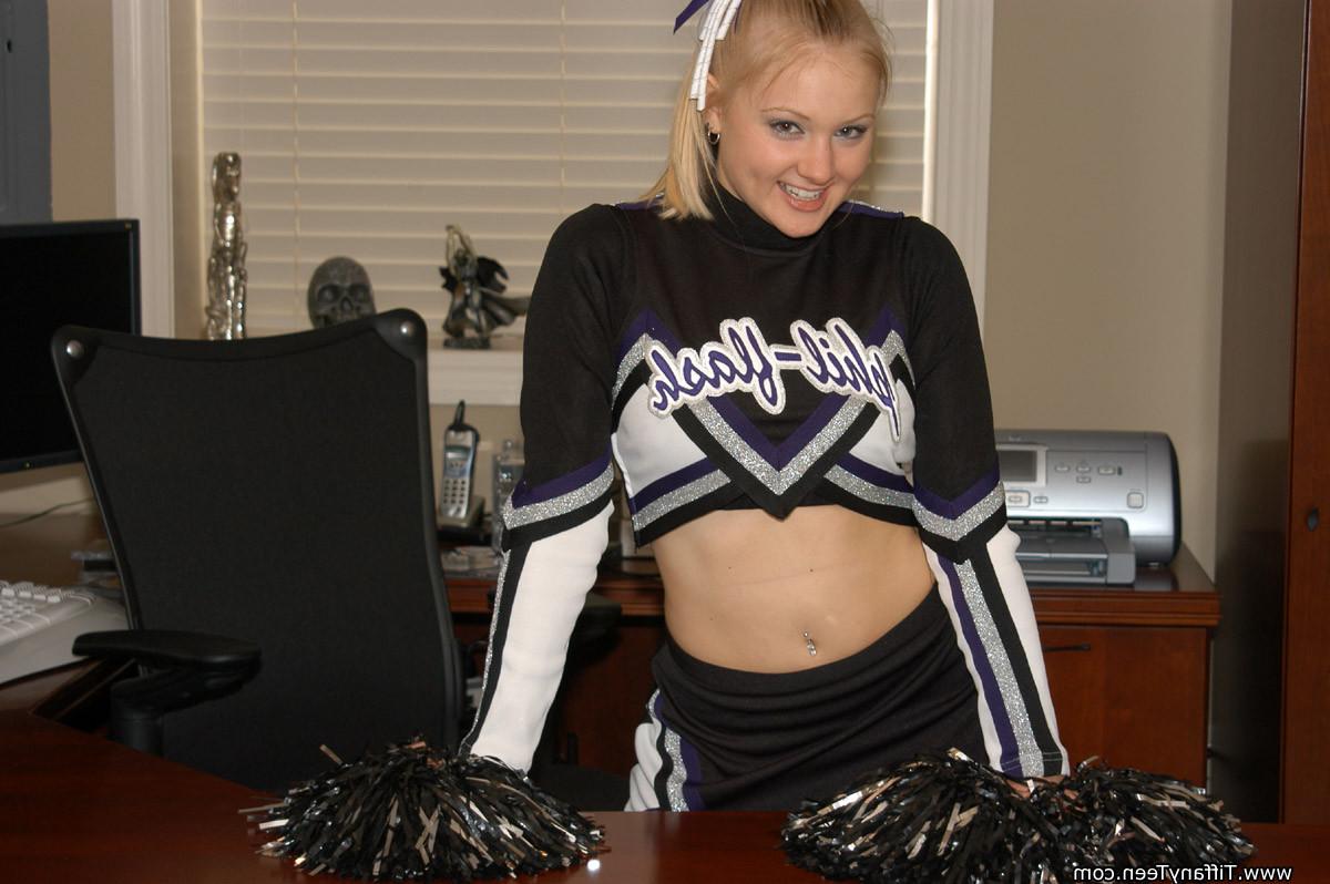 15P Phil-Flash cheerleaders