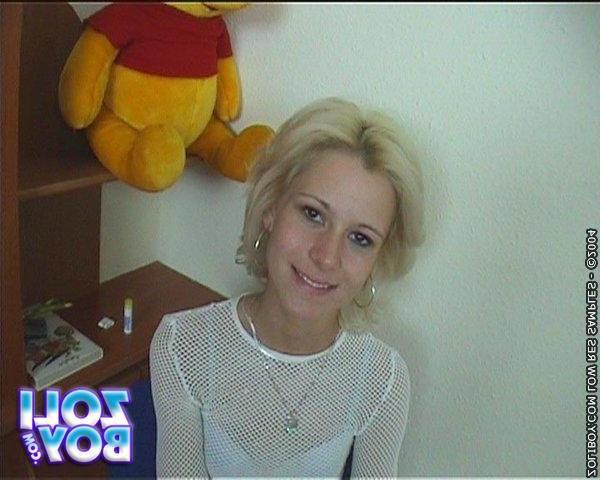 16P Hot blonde babe doing a magnificent blowjob