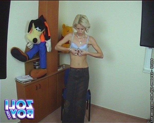 16P Hot blonde babe doing a magnificent blowjob