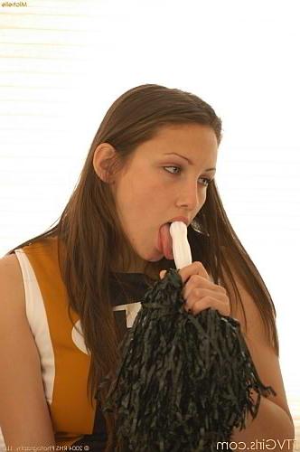 22P Cheergirl brunette spreading lips
