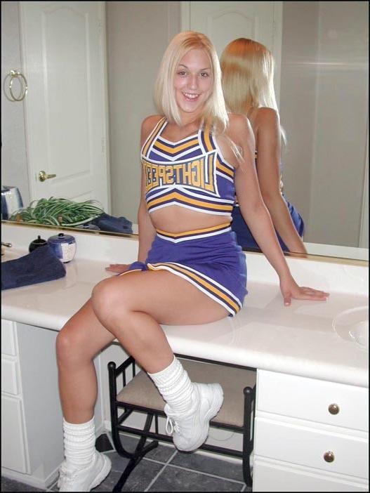16P Cheerleader Shows Tits
