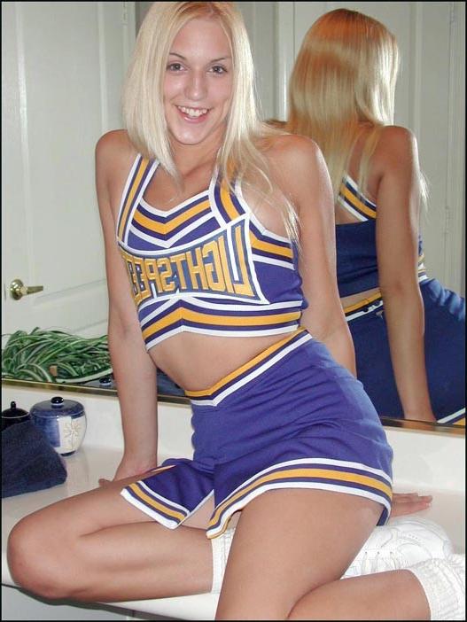 16P Cheerleader Shows Tits