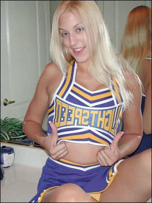 16P Cheerleader Shows Tits