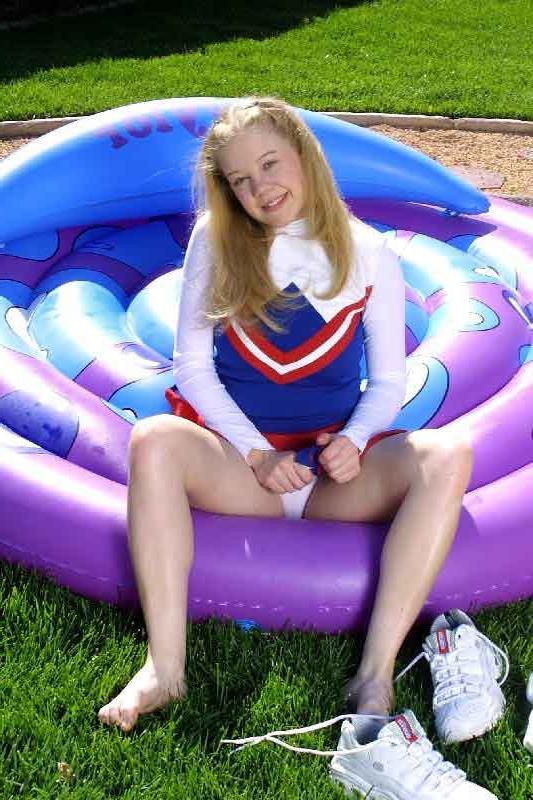 15P nasty cheerleaders showing it all