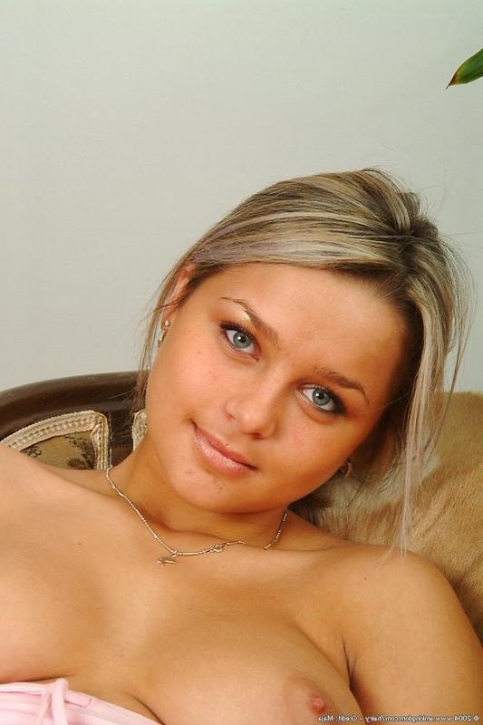 15P pussy peeks out of this thick blondies panties