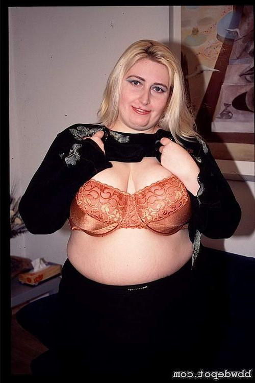15P This fat chick hunkers down to suck some thick uncut cock
