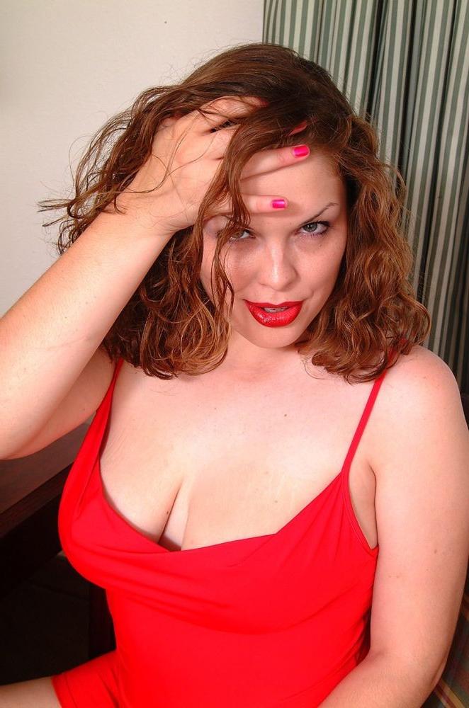 17P Chubby Red Head House Wife Spreads And Shows Hairy Gash Lips